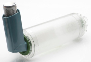 Espaciadores y cámaras inhaladoras con válvulas para uso con inhaladores de dosis medida
